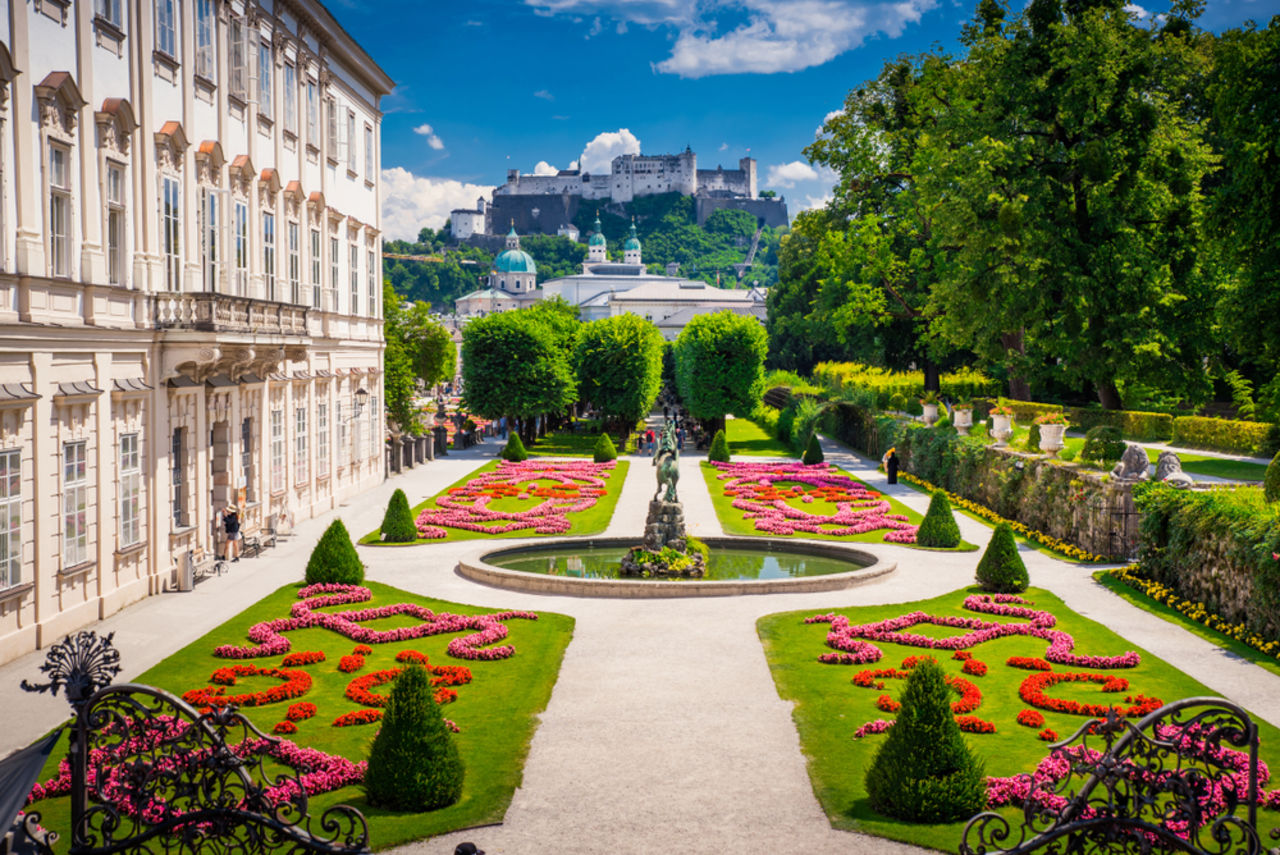 Schloss Mirabell und Gärten im Sommer, Salzburger Schloss im Hintergrund